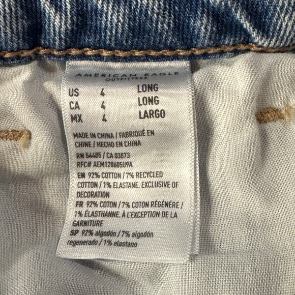American Eagle SZ 4 LONG Mom Jeans Distressed / Rips Mid-Rise Zip-Fly Whiskered - Picture 11 of 12